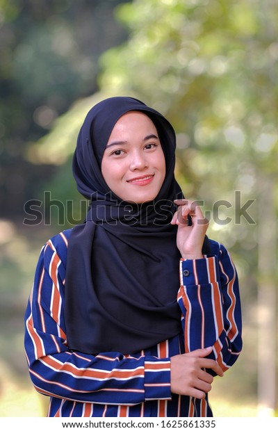 Portrait Cute Malay Asian Lady Wearing Stock Photo 1625861335 ...