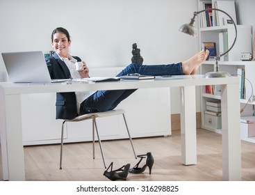 81 Women Office Shoes Under Desk Images, Stock Photos & Vectors ...