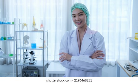 portrait of a doctor. portrait of a female doctor. female doctor in hospital. female doctor with Crossarm.