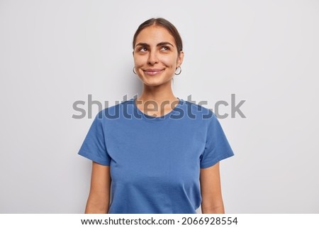 Foto Bild Frau mit blauer Jacke und langen brünetten Haaren hält den Kopf in den Nacken und tropft mit einer Pipette eine Flüssigkeit in den weit geöffneten Mund