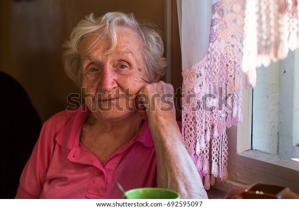 彼女の家に住む年配のロシア人女性のポートレート の写真素材 今すぐ編集