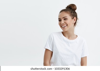 Portrait Of Emotive Good-looking Caucasian Woman Laughing While Looking Aside And Standing Against White Background. Positive Housewife On Shopping With Kids. Fashionable Girl Talks With Friends