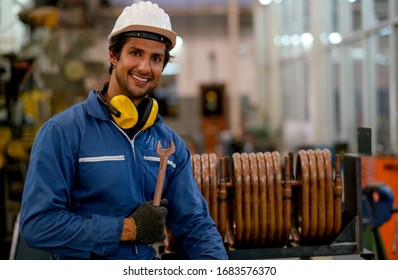 Porträt von Arbeitern oder Technikern halten Schlüssel, Lächeln und stehen vor der Kupferleitung in der Fabrik.