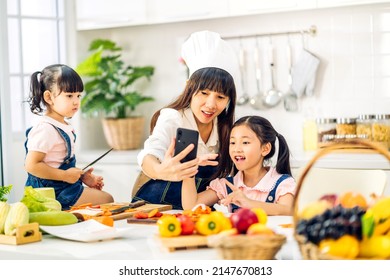 720 Asian family eating sandwich Images, Stock Photos & Vectors ...