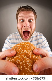 Portrait Expressive Fat Man Chewing Hamburger Arkistovalokuva