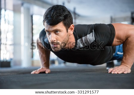 Portrait of a fitness man doing push ups in gym Foto d'archivio © 