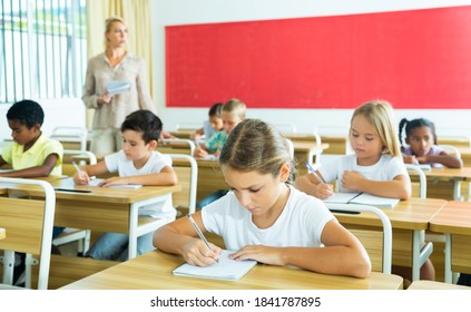 Portrait von zielgerichteten Schreibübungen von Schülerinnen in der Mappe im Klassenraum während der Unterrichtsstunden