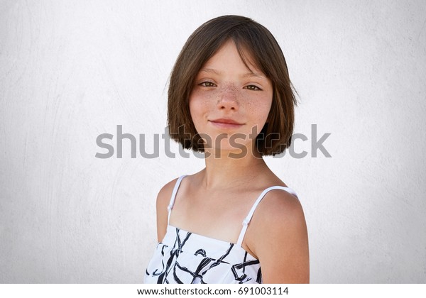 Portrait Freckled Little Girl Dark Short Stockfoto Jetzt