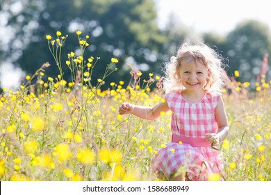 Portrait of girl running through wildflower meadow smiling at camera – Ảnh có sẵn