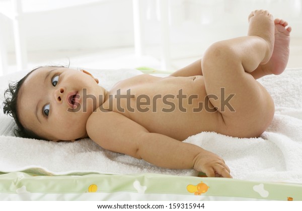 Portrait D Un Beau Bebe Sur Table Photo De Stock Modifiable