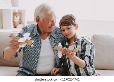 Retrato avô e neto brincando com brinquedos. Relação familiar entre avô e neto. Vovô Ensino, Neto Masculino, Conceito de Aprendizagem. Conceito de Relações e Pessoas.