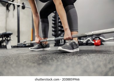 A Portrait Of A Handsome Body Of A Woman Properly Laid In A Squat Position Without A Face Holding A Barbell With Both Hands. Female Hands Hold The Load And Do A Dead Lift Or Squat