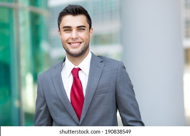 Portrait of an handsome businessman outdoor in the city 
