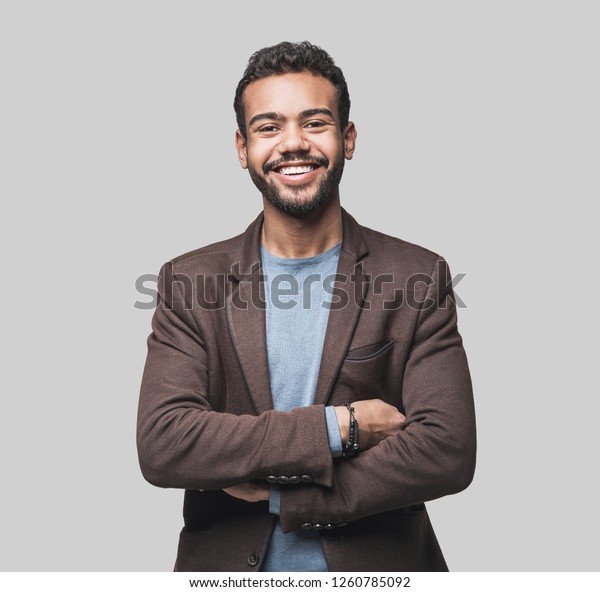 Portrait D Un Beau Jeune Homme Souriant Photo De Stock Modifiable