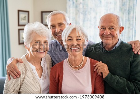 Foto Bild Seniorin lächelt freundlich