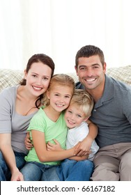 Porträt einer glücklichen Familie zu Hause sitzen im Wohnzimmer