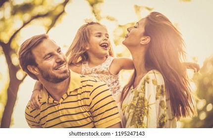 Porträt von glücklicher Familie in der Natur.