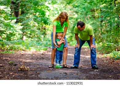 Portrait Happy Family Park Outdoor Shot Stock Photo 113022631