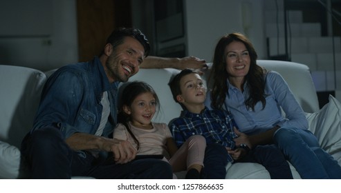 Familie Sofa Tv Images Stock Photos Vectors Shutterstock