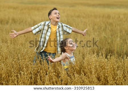 Similar – Vater und Sohn spielen zur Tageszeit im Park.