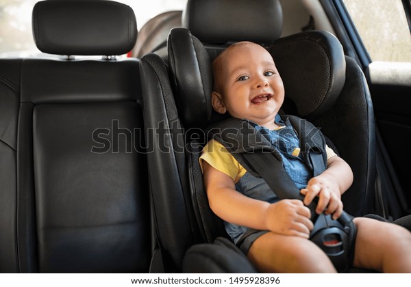 Portrait D Un Petit Enfant Heureux Assis Photo De Stock Modifiable