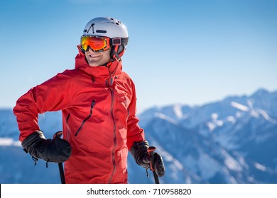 Porträt eines glücklichen männlichen Skifahrers in den Alpen