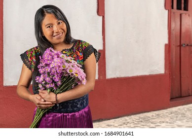 Porträt einer glücklichen Mexikanerin mit Blumen
Schöne Frau, die der Mazahua-ethnischen Zugehörigkeit in Mexiko angehört
