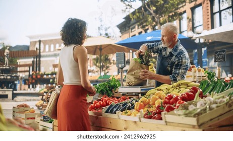Retrato de un vendedor ambulante feliz que empaca una bolsa de papel con vegetales orgánicos frescos para una compradora. Mujer multiétnica que compra productos locales sostenibles a partir de una base de mercado agrícola