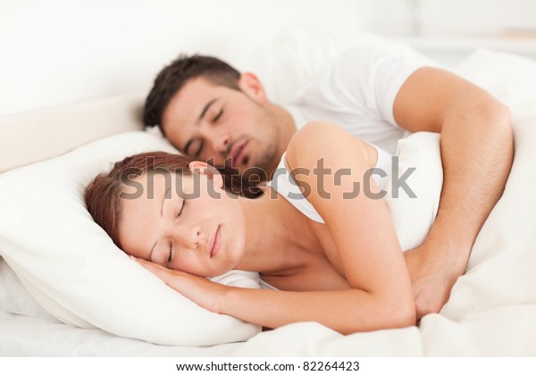 Portrait D Un Heureux Couple Qui Dort Photo De Stock Modifiable Portrait D Un Heureux Couple Qui Dort Photo De Stock Modifiable