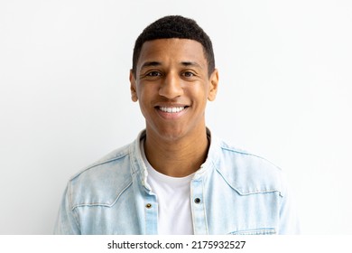 Portrait von glücklichen lächelnden Freiberufler, die die Kamera anschauen und lächeln freundlich. Junge afroamerikanische Studentin lächelt fröhlich auf weißem Hintergrund