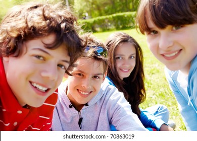 Portrait von glücklichen Teenagern, die im Sommer im Park Kamera sehen