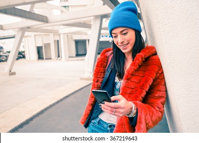 Portrait of happy young woman with smartphone - Fashion hipster girl using mobile smart phone in urban city area - Modern communications lifestyle and new technologies concept - Main focus on the face