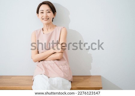 Portrait image of a smiling young woman