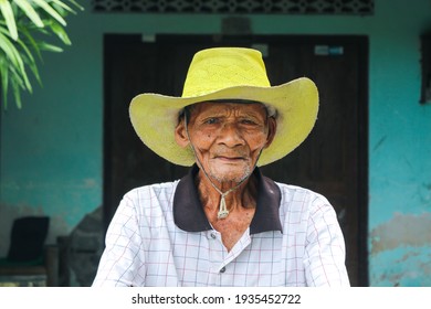 Portrait Indonesian Old Grandpa Wear Yellow Stock Photo 1935452722 ...