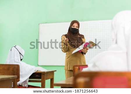 a portrait of Indonesian teacher teaching activities in pandemic situation using health masks