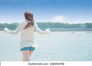 女性 後ろ姿 日本 の写真素材 画像 写真 Shutterstock