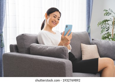 Portrait of a Japanese woman with a mobile phone