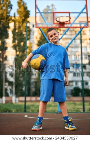 Similar – Junger Basketballspieler auf dem Platz stehend