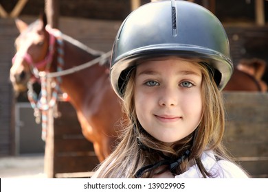 Porträt von kleinen Mädchen und braunem Pferd