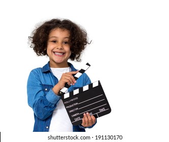 Portrait eines kleinen Mädchens mit einer Filmschiefer einzeln auf Weiß