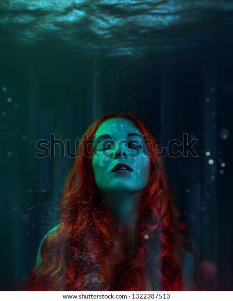 水の下に非常に長い赤い毛を持つ 魔法の人魚の少女で 海の女王 ハロウィーンの画像 水のニンフ 溺れた女性 芸術 の写真素材 今すぐ編集