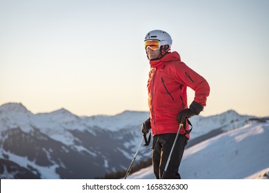 Porträt eines männlichen Skifahrers in den Alpen