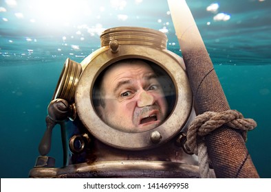 Porträt des Menschen in alten Tauchanzug und Helm unter Wasser. Funny Taucher in Retro-Ausrüstung mit Gesicht zerdrückt auf Glas.