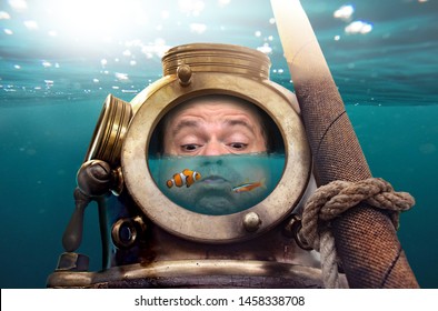 Porträt des Menschen in alten Tauchanzug und Helm unter Wasser. Funny Taucher in Retro-Ausrüstung mit Wasser und Fisch in seinem Helm.