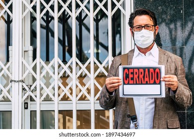 Portrait Of Man Wear Medical Mask For Coronavirus Economy Crisis With Closed Business And Cerrado Spanish Panel - Concept Of Unemployed People After Covid-19 Lockdown And Restrictions For Emergency