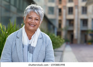 Portrait mature business woman smiling happy in city