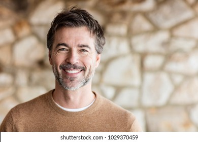 Portrait eines reife Mannes, der die Kamera lächelt. Startseite