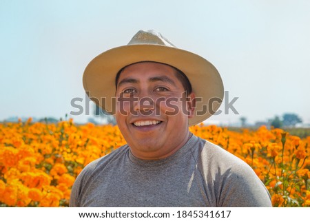 portrait of a Mexican farmer cultivating marigold flower (Tagetes erecta) Foto stock © 