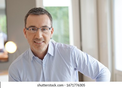 Portrait von Mann mittleren Alters mit Brille
