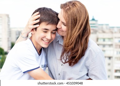 Porträt einer Mutter mit ihrem Sohn Teenager. Zärtlichkeit, Liebe, multinationale Familie